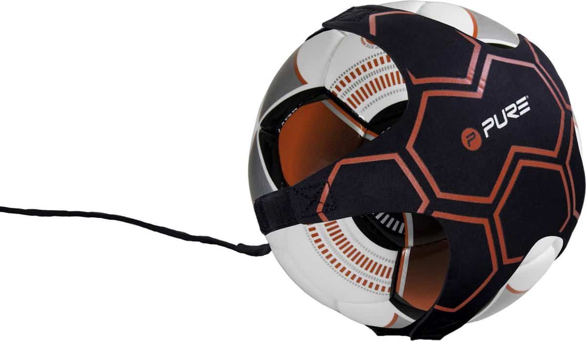 Pure2Improve Voetbaltrainer met bal - maat 4 -