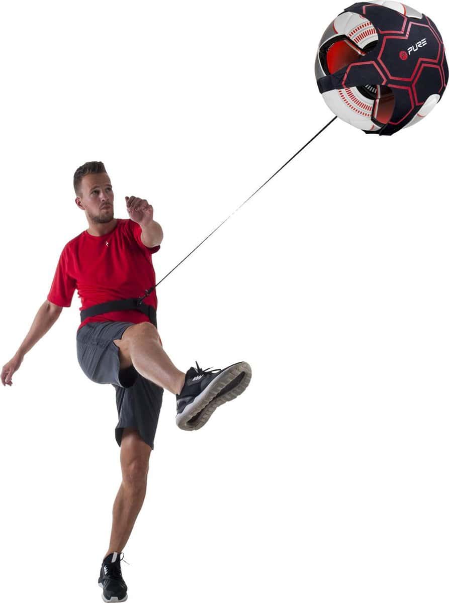Pure2Improve Voetbaltrainer met bal - maat 4 -